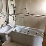 Laragh House Otel